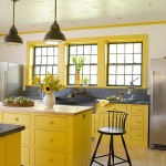 Phòng bếp tươi mới hơn hẳn với màu vàng ngập tràn không gian, đi kèm là các điểm nhấn màu đen xám